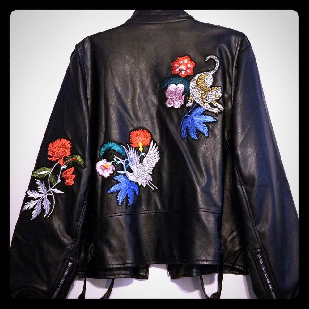 PLUSE SIZE BOOHOO "Sophia Applique Pu Biker Jacket